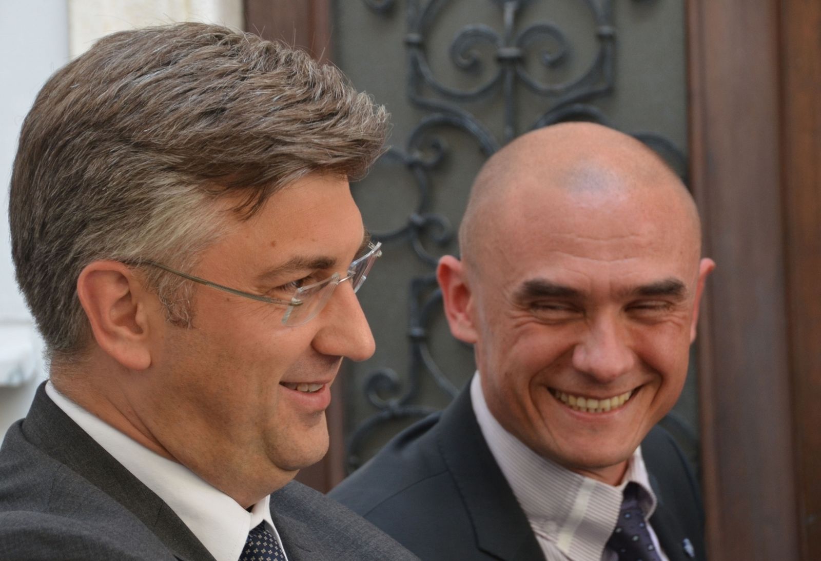 15.05.2017., Pula - U sklopu svoje turneje po Istri predsjednik HDZ-a Andrej Plenkovic, susreo se danas ispred pulske Arene s clanovima stranke i kandidatima koji ce braniti boje HDZ-a na nedjeljnim lokalnim izborima. U izjavi novinarima, posvecenoj iskljucivo lokalnim izborima, Plenkovic je nekoliko puta naglasio vaznost Istre i njezinog najveceg grada. Nakon toga prosetao se centrom grada i na kratko se osvijezio u kultnom pulskom kaficu Uliks. Mirko Jurkic.
Photo: Dusko Marusic/PIXSELL