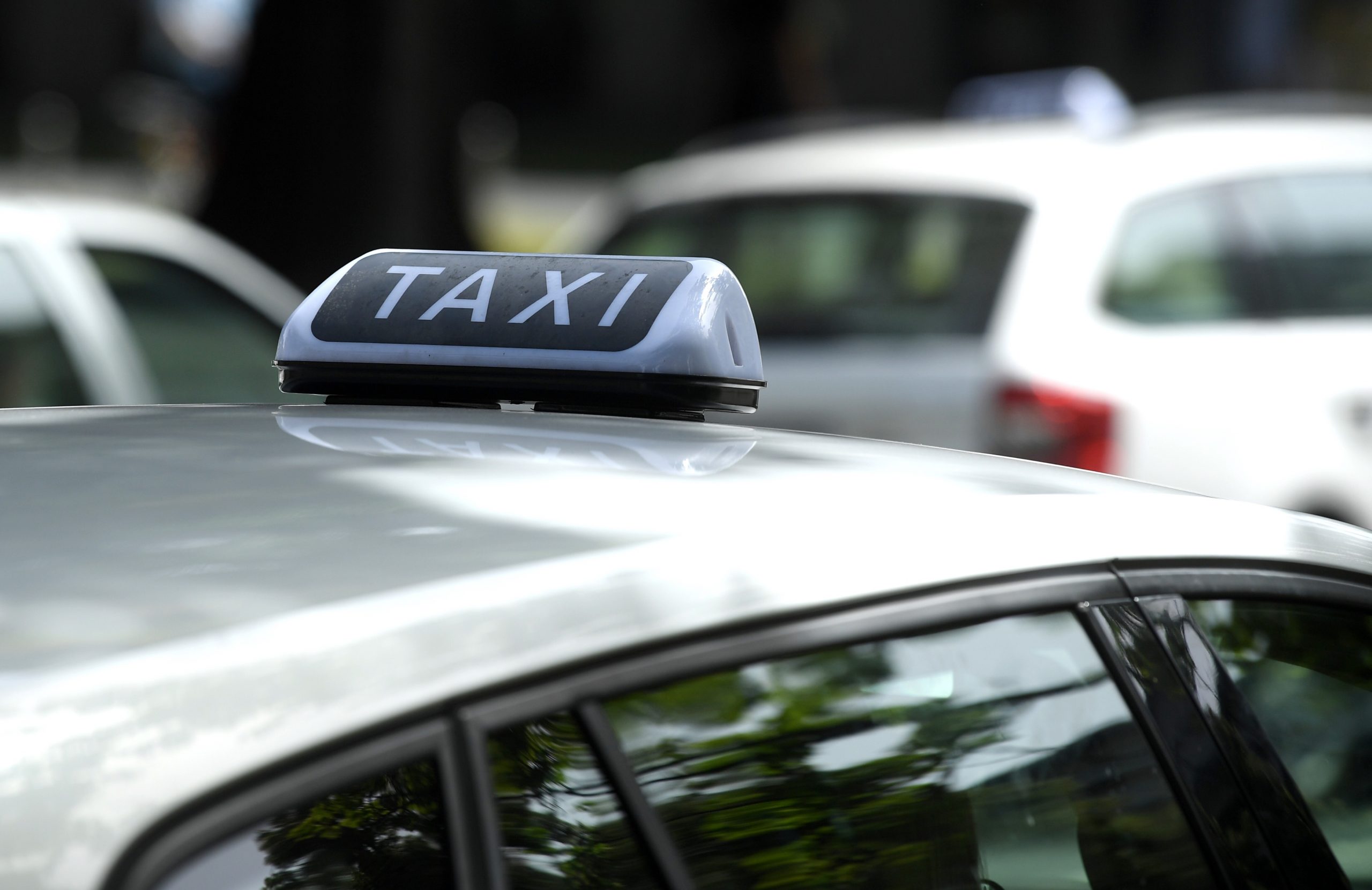 15.06.2018., Zagreb - Prema novom zakonu koji je stupio na snagu  28.05.2018.g. Uberova vozila moraju biti oznacena taxi oznakama - oznakom na krovu i bocnim oznakama s natpisom Taxi. Natpis na krovu je ispisan bijelim slovima na crnoj podlozi, a novost je da partner vozaci Ubera mogu koristiti brze trake jer su sada u kategoriji taksista.  
Photo: Marko Lukunic/PIXSELL