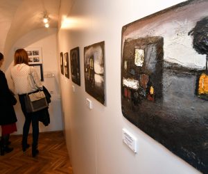 15.11.2019., Pozega -  U izlozbenoj dvorani Gradskog muzeja u Pozegi otvorena je izlozba "Ljepota laznog sjaja". Izlozba je realizirana u suradnji sa zagrebackim Muzejom policije koji je izlozio 50 krivotvorenih umjetnina, uglavnom ulja na platnu i skulptura. Najvise je krivotvorenih radova Ede Murtica, Zlatka Price, Ljube Ivancica i Mersada Berbera, a od poznatih svjetskih slikara na izložbi se mogu pogledati krivotvorine slika Salvadora Dalija, Pabla Picassa i Pierre-Augustea Renoira.
Photo: Ivica Galovic/PIXSELL
