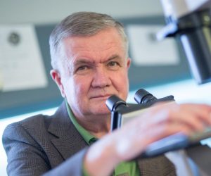 15.12.2016., Rijeka - Profesor Stipan Jonjic u histoloskom laboratoriju Medicinskog fakulteta u Rijeci. 
Photo: Nel Pavletic/PIXSELL