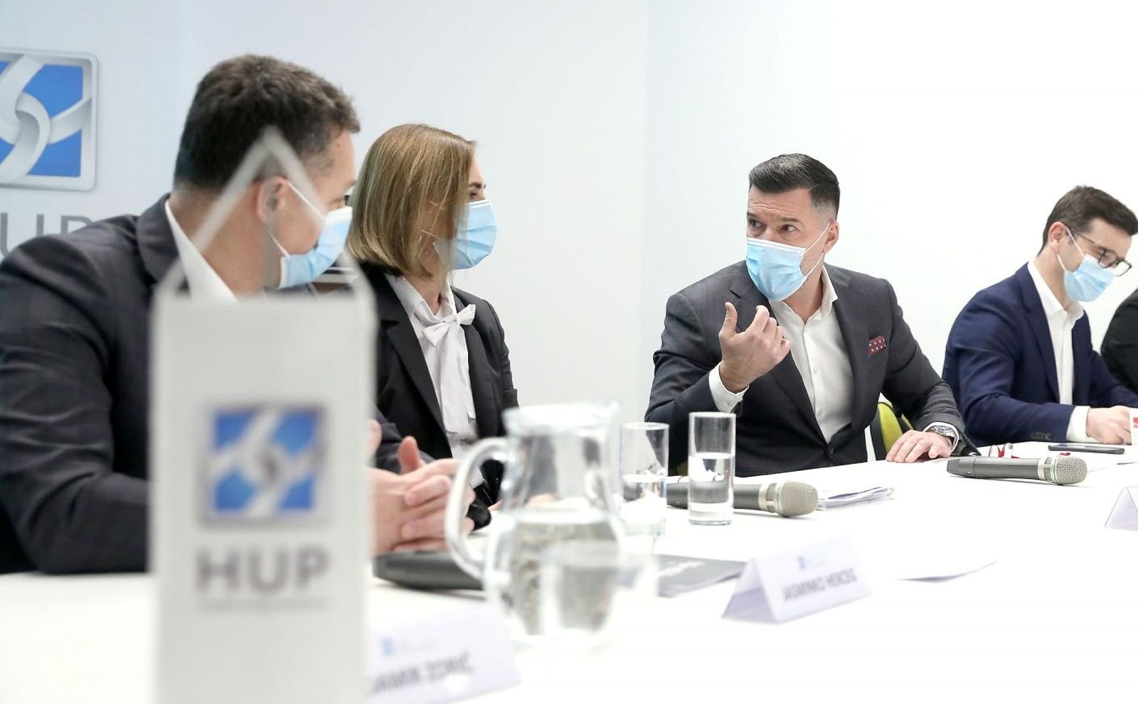 16.02.2021., Zagreb -U sjedistu HUP-a odrzan je konferencija za medije na kojoj su se predstavnici veledrogerija ocitovali o aktualnom stanju te daljnjim mogucnostima opskrbe lijekovima i medicinskim proizvodima. Naglasili su da unatoc rebalansu drzavnog proracuna krajem 2020. kada je osigurano dodatnih 670 milijuna kuna, te dodatnim sredstvima u iznosu 2,24 milijarde kuna, dugovanja bolnica i ljekarni prema veledrogerijama kontinuirano rastu.
Photo: Patrik Macek/PIXSELL