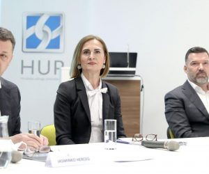 16.02.2021., Zagreb -U sjedistu HUP-a odrzan je konferencija za medije na kojoj su se predstavnici veledrogerija ocitovali o aktualnom stanju te daljnjim mogucnostima opskrbe lijekovima i medicinskim proizvodima. Naglasili su da unatoc rebalansu drzavnog proracuna krajem 2020. kada je osigurano dodatnih 670 milijuna kuna, te dodatnim sredstvima u iznosu 2,24 milijarde kuna, dugovanja bolnica i ljekarni prema veledrogerijama kontinuirano rastu.
Photo: Patrik Macek/PIXSELL