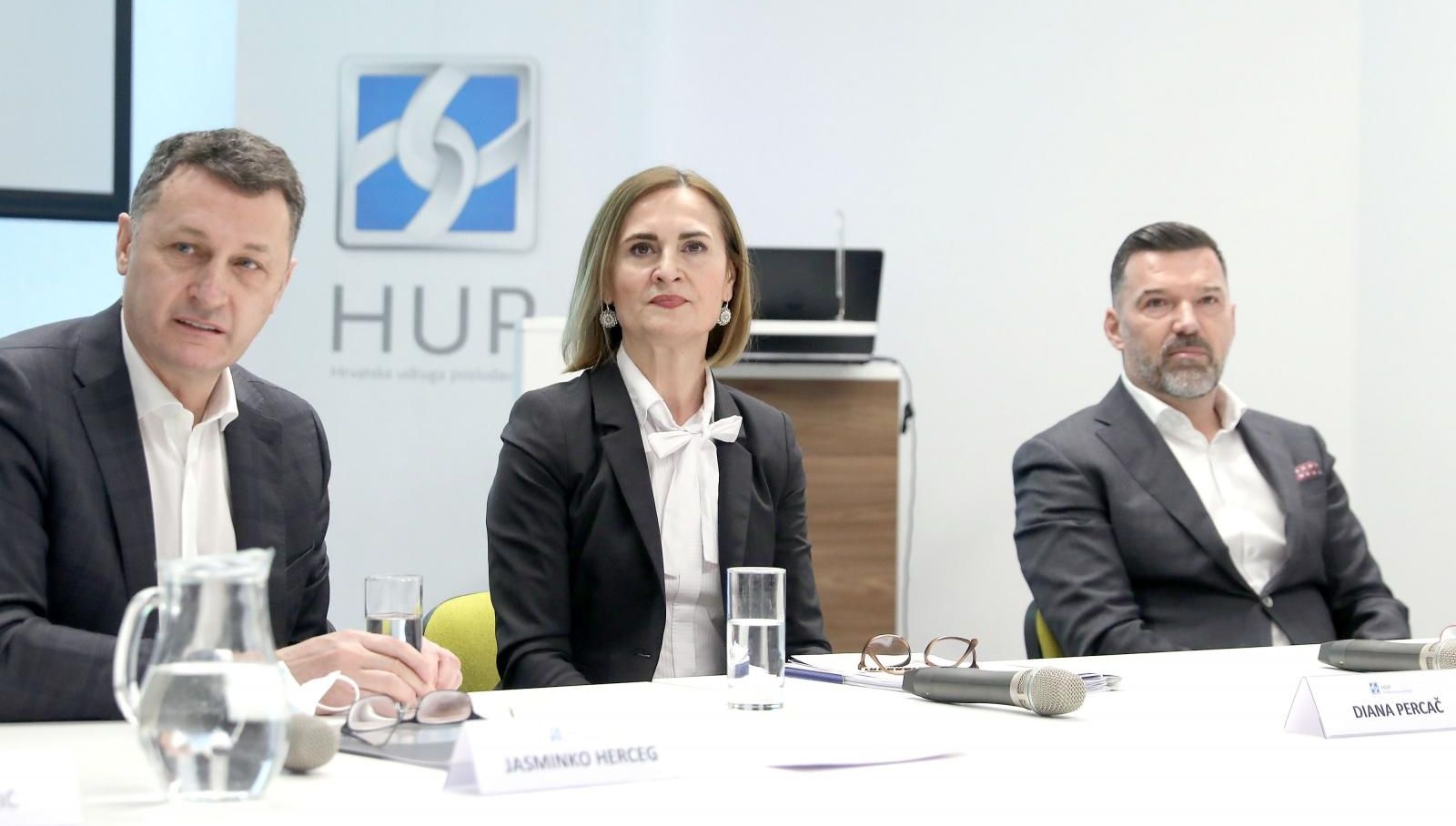 16.02.2021., Zagreb -U sjedistu HUP-a odrzan je konferencija za medije na kojoj su se predstavnici veledrogerija ocitovali o aktualnom stanju te daljnjim mogucnostima opskrbe lijekovima i medicinskim proizvodima. Naglasili su da unatoc rebalansu drzavnog proracuna krajem 2020. kada je osigurano dodatnih 670 milijuna kuna, te dodatnim sredstvima u iznosu 2,24 milijarde kuna, dugovanja bolnica i ljekarni prema veledrogerijama kontinuirano rastu.
Photo: Patrik Macek/PIXSELL