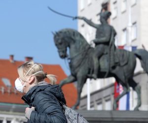 16.03.2020., Zagreb - Promjena ponasanja sve je vidljivija na ulicama Zagreba. Zbog opasnosti od koronavisrusa sve je vise zatvorenih kafica, tramvaji su poluprazni, u sve ustanove se ulazi pojedinoacno, a zastitne masku su sve cesce.
Photo: Patrik Macek/PIXSELL