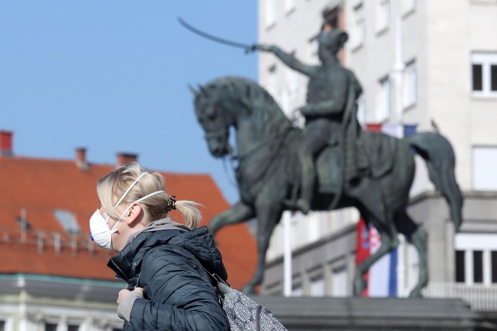 16.03.2020., Zagreb - Promjena ponasanja sve je vidljivija na ulicama Zagreba. Zbog opasnosti od koronavisrusa sve je vise zatvorenih kafica, tramvaji su poluprazni, u sve ustanove se ulazi pojedinoacno, a zastitne masku su sve cesce.
Photo: Patrik Macek/PIXSELL