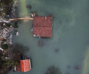 09.12.2020., Vrgorac - Fotografija iz zraka poplavljenog podrucja Vrgorca. Pod vodom su ceste, ugrozene su i kuce. Stanje je sve teze iz sata u sat. Mjestani iz kuca spasavaju sto se spasiti moze, namjestaj nose na kat, grade se zecji nasipi. U tome im pomazu pripadnici Hrvatske gorske sluzbe i radnici Vodoprivrede.Selo Kokorici je bilo prvo na udaru.
Photo: Marko Dimic/PIXSELL