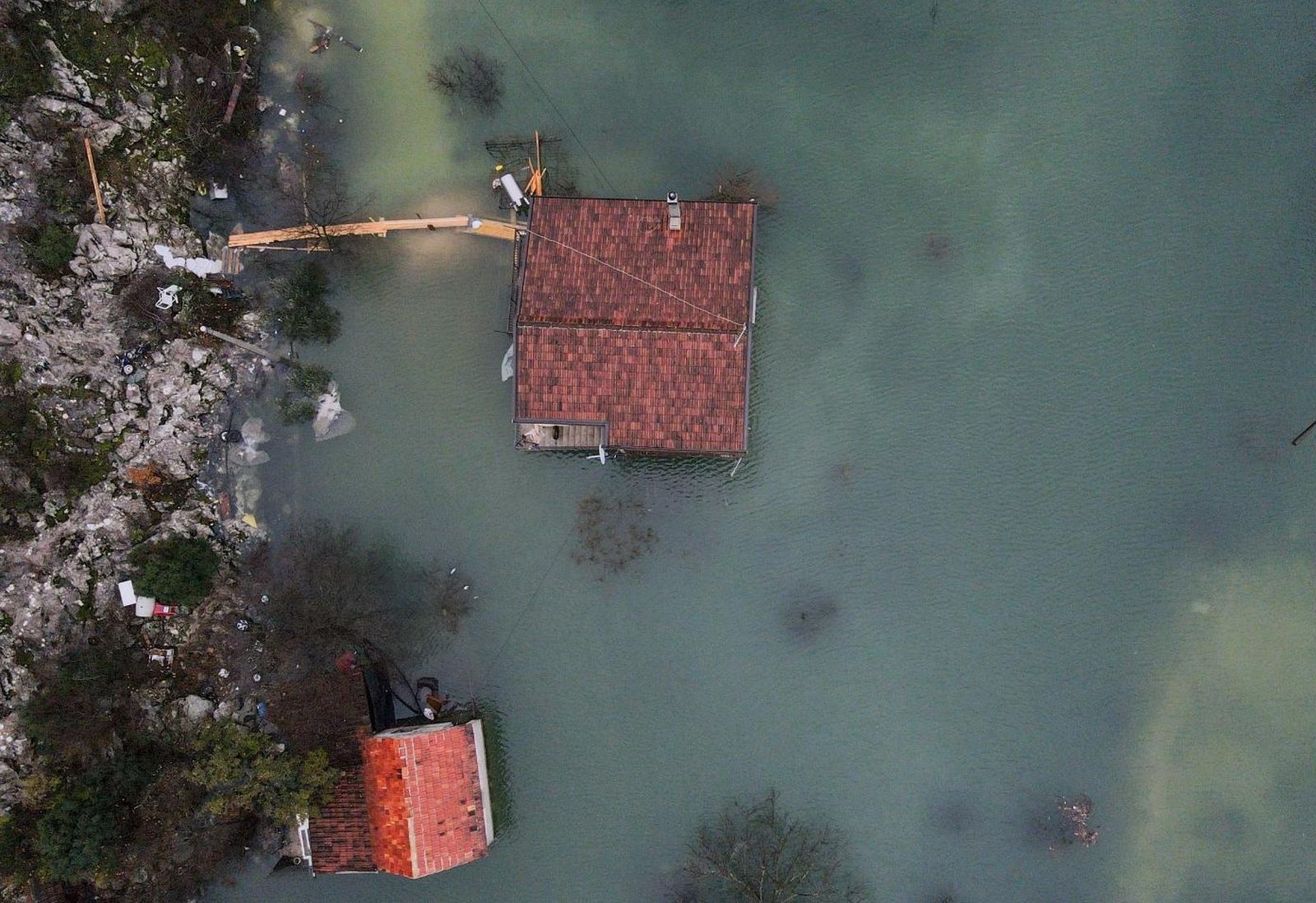 09.12.2020., Vrgorac - Fotografija iz zraka poplavljenog podrucja Vrgorca. Pod vodom su ceste, ugrozene su i kuce. Stanje je sve teze iz sata u sat. Mjestani iz kuca spasavaju sto se spasiti moze, namjestaj nose na kat, grade se zecji nasipi. U tome im pomazu pripadnici Hrvatske gorske sluzbe i radnici Vodoprivrede.Selo Kokorici je bilo prvo na udaru.
Photo: Marko Dimic/PIXSELL