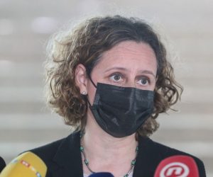 17.03.2021., Zagreb - Prije satanka uzeg kabineta Vlade RH, ministrica Kulture i medija Nina Obuljen Korzinek dala je izjavu za medije o N1 i operateru A1. Photo: Zeljko Lukunic/PIXSELL