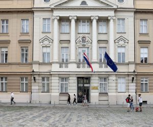 17.06.2019., Zagreb - Za razliku od uredjenih dvorana i procelja prema Trgu svetog Marka unutarnju dvoriste Sabora pokazuje sliku dugogodisnjeg zapustanja. Unistena fasada ciji dijelovi otpadaju, stari prozori i drugi problemi ne vide se naravno na televizijskim prijenosima i izvjescima iz Sabora i za njih je tesko naci novce za obnovu. 
Photo: Patrik Macek/PIXSELL