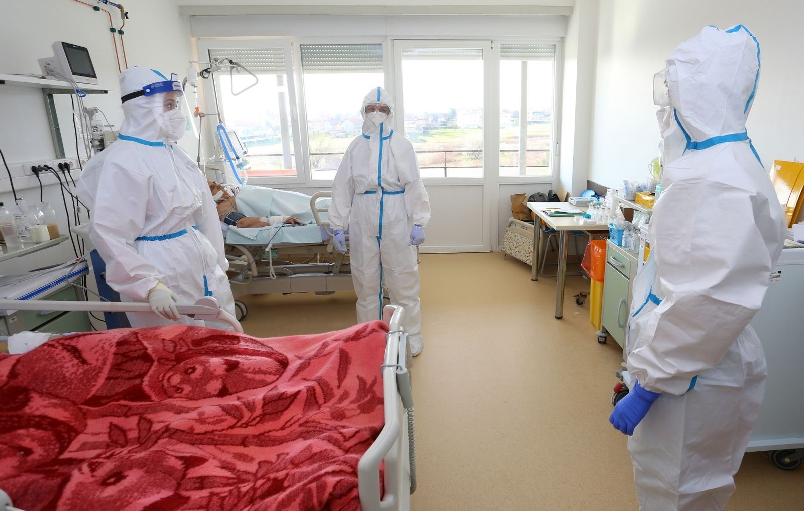 18.03.2021., Karlovac - Na covid odjelu Opce bolnice Karlovac popunjeni su svi kapaciteti, a na respiratoru je sedam pacijenata. Medicinsko osoblje, lijecnici i sestre svakodnevno brinu od sve vecem broju oboljelih od koronavirusa koji su na respiratoru ili visokoprotocnom kisiku.
Photo: Kristina Stedul Fabac/PIXSELL