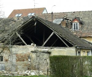 18.03.2021., Sisak - U gradu je dosta napustenih kuca na kojima nema tko sanirati u potresu ostecene krovove i prava su opasnost za prolaznike.
Photo: Nikola Cutuk/PIXSELL