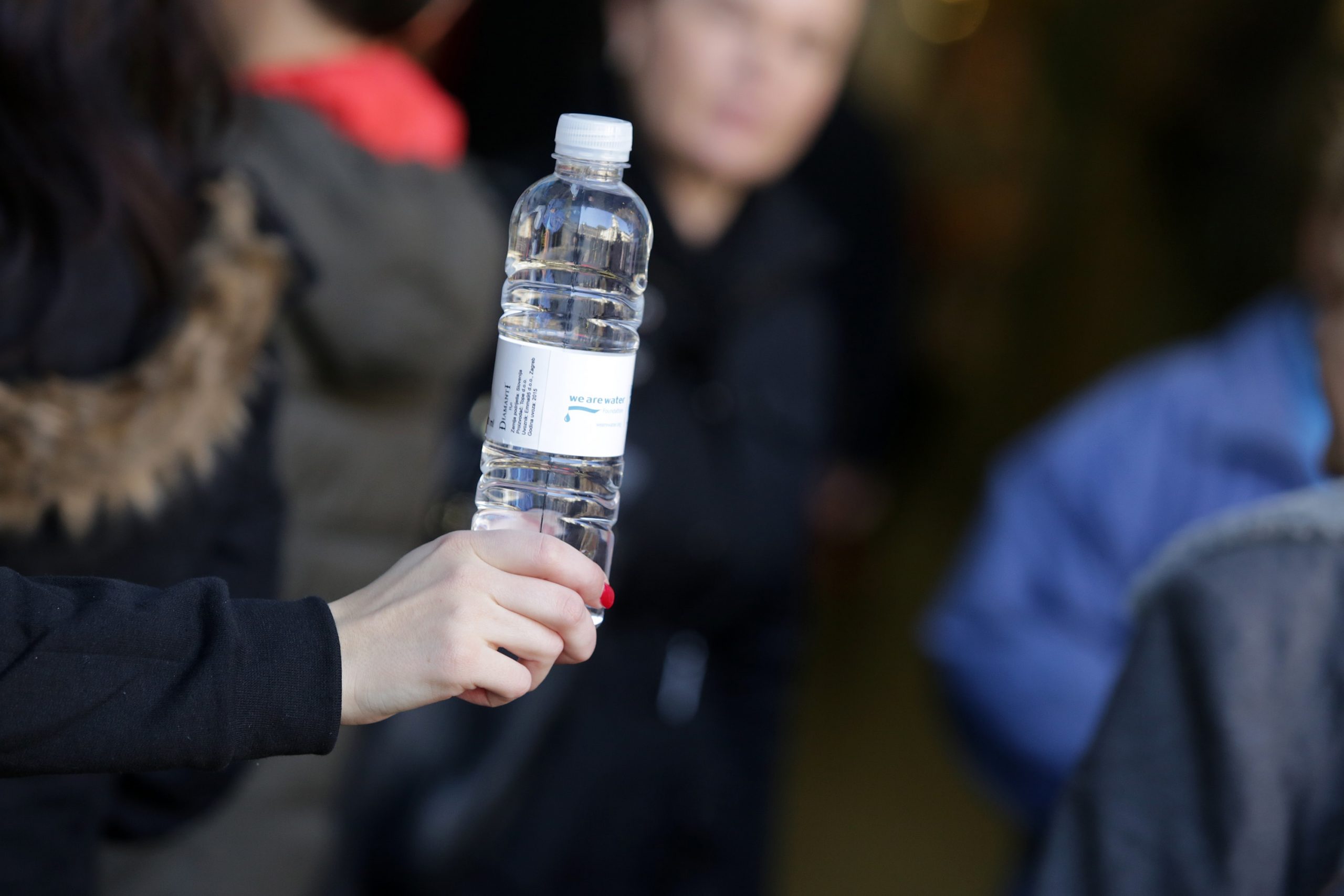 21.03.2015., Zagreb - Uoci sutrasnjeg svjetskog dana vode, volonterke dijele boce vode kod trgovackog centra Cvjetni. Photo: Grgur Zucko/PIXSELL