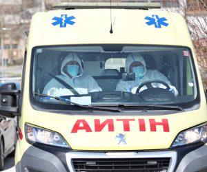 21.03.2021., Split - Dok mnogi uzivaju i druze se na otvorenom i zatvorenom, broj pacijenata svakim danom je u porastu a djelatnici hitnih sluzbi i covid odjela padaju od umora. Hitni prijem Klinike za infektologiju u Splitu.

Photo: Ivo Cagalj/PIXSELL