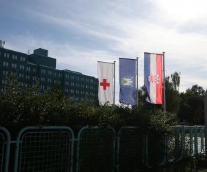 21.10.2020., Zagreb - Reorganizacijom KB Dubrava ostaje COVID bolnica. Prema sadasnjem planu u KB Dubrava nastavit ce se raditi radiologija i kirurgija. Ostali su programi privremeno reducirani. Trijaza pacijenata na ulazu u bolnicu.
Photo: Zeljko Lukunic/PIXSELL