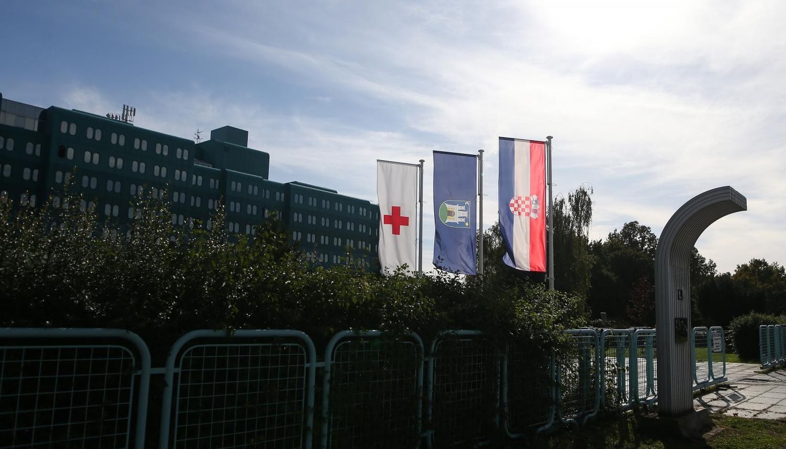 21.10.2020., Zagreb - Reorganizacijom KB Dubrava ostaje COVID bolnica. Prema sadasnjem planu u KB Dubrava nastavit ce se raditi radiologija i kirurgija. Ostali su programi privremeno reducirani. Trijaza pacijenata na ulazu u bolnicu.
Photo: Zeljko Lukunic/PIXSELL