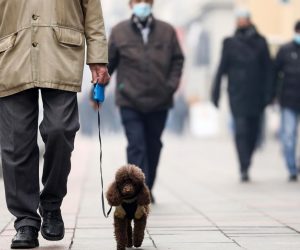 21.12.2020., Sarajevo, Bosna i Hercegovina - Stroge mjere prevencije sirenja virusa Covid-19 ostaju aktualne i za vrijeme novogodisnjih praznika. Svi su obavezni nositi maske na otvorenom i zatvorenom i rad ugostiteljskih objekata ogranicen je do 23 sata, nakon cega je i zabranjeno kretanje. Photo: Armin Durgut/PIXSELL