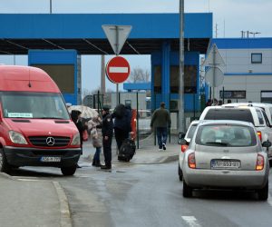Slavonski Brod: Kolone na granici zbog pada informatičkog sustava MUP-a  22.02.2019., Slavonski Brod - Zbog prekida rada informatickog sustava MUP-a na granicnom prijelazu stvorile su se nepregledne kolone vozila i poprilicna guzva koja stvara dodatnu nervozu umornim putnicima jer vec vise sati cekaju na prelazak granice. 

Photo: Ivica Galovic/PIXSELL