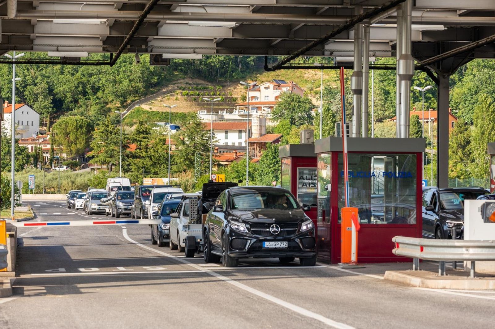 22.05.2020.. Plovanija - Strani drzavljani ulaze u Hrvatsku na granicnom prijelazu Kastel.
Photo: Srecko Niketic/PIXSELL