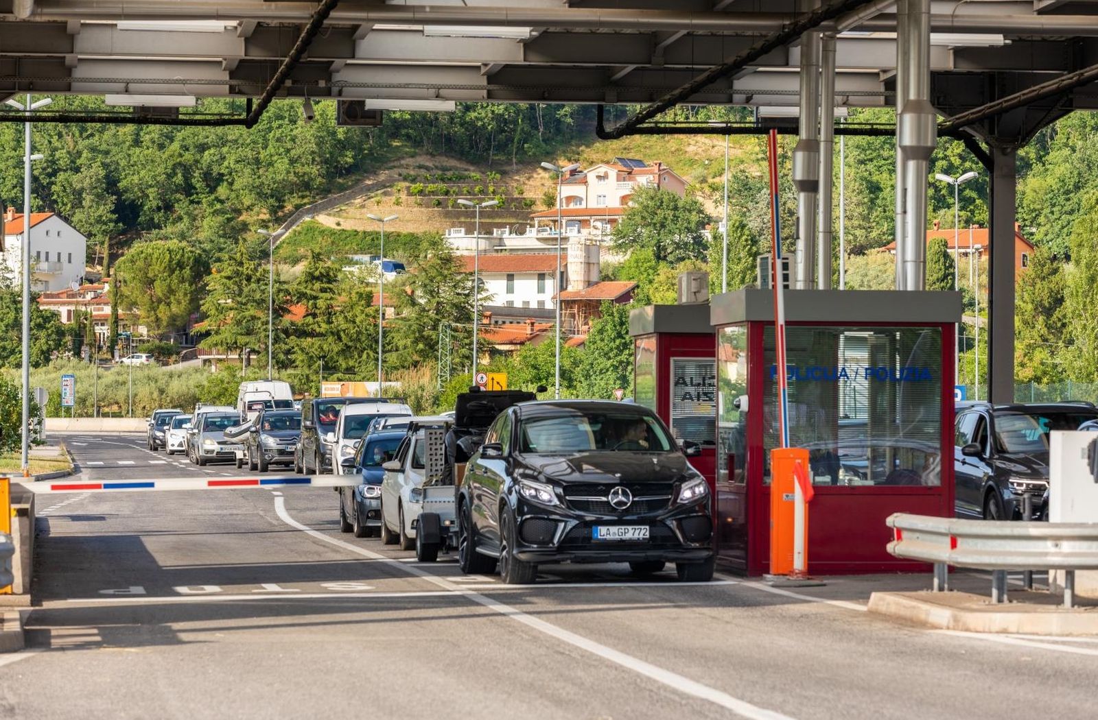 22.05.2020.. Plovanija - Strani drzavljani ulaze u Hrvatsku na granicnom prijelazu Kastel.
Photo: Srecko Niketic/PIXSELL