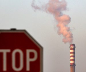23.01.2020.,Zagreb - Naselje Kamenarka, pored Dugava. Kvaliteta zraka u Zagrebu opet je losa, sve tri mjerne postaje biljeze povecanje lebdecih cestica PM10. Zrak je najvise zagadjen u Dugavama
 Photo: Marin Tironi/PIXSELL