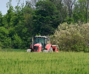 23.04.2020. Slavonski Brod, Poljoprivrednici traktorima i ratarskom poljoprivrednom mehanizacijom u poljima obavljaju proljetnu sjetvu.
Photo: Ivica Galovic/ PIXSELL