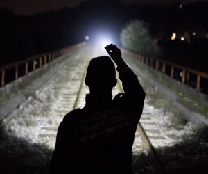 22.10.2020., Zvornik, Bosna i Hercegovina - Rijeka Drina prirodna je granica izmedju BiH i Srbije, takodjer i posljednja rijeka koju migranti moraju prijeci kako bi se domogli BiH, a kasnije Hrvatske i EU. U Zvorniku i regiji granicna policija pokriva oko 130 km granice, a po sistematizaciji GPBiH trenutno nedostaje vise od 300 policijskih sluzbenika za obavljanje redovnih aktivnosti u nadzoru granice i cak 1300 policijskih sluzbenika kako bi se adekvatno odgovorilo na zastitu granice u migrantskoj krizi. S ciljem nadilazenja problema kadrovske ne popunjenosti, kontinuirano se kao ispomoc GPBiH angaziraju policijski sluzbenici Direkcije za koordinaciju policijskih tijela BiH i Drzavne agencije za istrage i zastitu BiH, te Ministarsvo unutrasnjih poslova Republike Srpske. Prema podaci IOM-a u BiH je ove godine uslo 13,350 migranata, a prema podacima GPBiH, oni su odvratili 10,449 migranata i otkrili 35 kaznenih djela "krijumcarenje ljudi". S dolaskom jeseni, tranzit migranata iz Srbije u BiH je sve manji zbog hladnog vremena i visokog vodostaja Drine, ali migranti se vracaju u Srbiju, zbog boljih prihvatnih centara. Policija kontrolira zeljeznicki most, jedinu kopnenu granica sa Srbijom u ovoj regiji (osim granicnog prijelaza) na kojoj migranti pokusavaju ilegalno prijeci granicu. Photo: Armin Durgut/PIXSELL