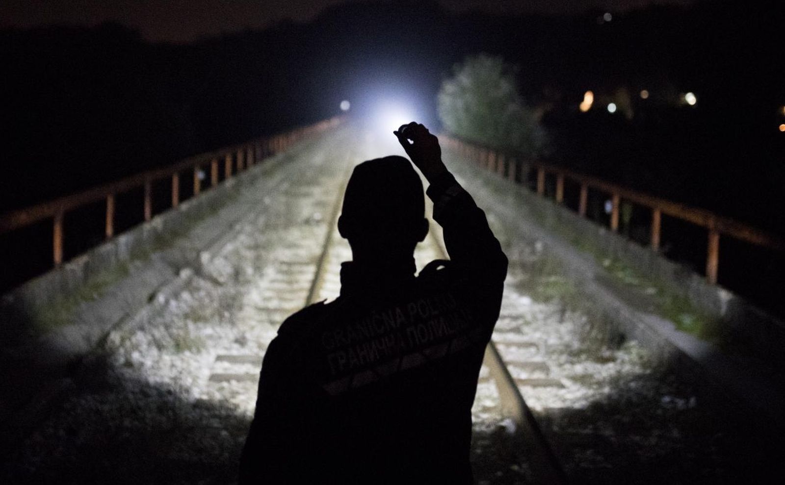 22.10.2020., Zvornik, Bosna i Hercegovina - Rijeka Drina prirodna je granica izmedju BiH i Srbije, takodjer i posljednja rijeka koju migranti moraju prijeci kako bi se domogli BiH, a kasnije Hrvatske i EU. U Zvorniku i regiji granicna policija pokriva oko 130 km granice, a po sistematizaciji GPBiH trenutno nedostaje vise od 300 policijskih sluzbenika za obavljanje redovnih aktivnosti u nadzoru granice i cak 1300 policijskih sluzbenika kako bi se adekvatno odgovorilo na zastitu granice u migrantskoj krizi. S ciljem nadilazenja problema kadrovske ne popunjenosti, kontinuirano se kao ispomoc GPBiH angaziraju policijski sluzbenici Direkcije za koordinaciju policijskih tijela BiH i Drzavne agencije za istrage i zastitu BiH, te Ministarsvo unutrasnjih poslova Republike Srpske. Prema podaci IOM-a u BiH je ove godine uslo 13,350 migranata, a prema podacima GPBiH, oni su odvratili 10,449 migranata i otkrili 35 kaznenih djela "krijumcarenje ljudi". S dolaskom jeseni, tranzit migranata iz Srbije u BiH je sve manji zbog hladnog vremena i visokog vodostaja Drine, ali migranti se vracaju u Srbiju, zbog boljih prihvatnih centara. Policija kontrolira zeljeznicki most, jedinu kopnenu granica sa Srbijom u ovoj regiji (osim granicnog prijelaza) na kojoj migranti pokusavaju ilegalno prijeci granicu. Photo: Armin Durgut/PIXSELL