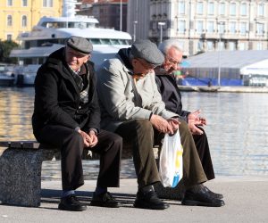 23.11.2014., Rijeka - Umirovljenici uzivaju u jesenskom suncu na klupici. 
Photo: Goran Kovacic/PIXSELL
