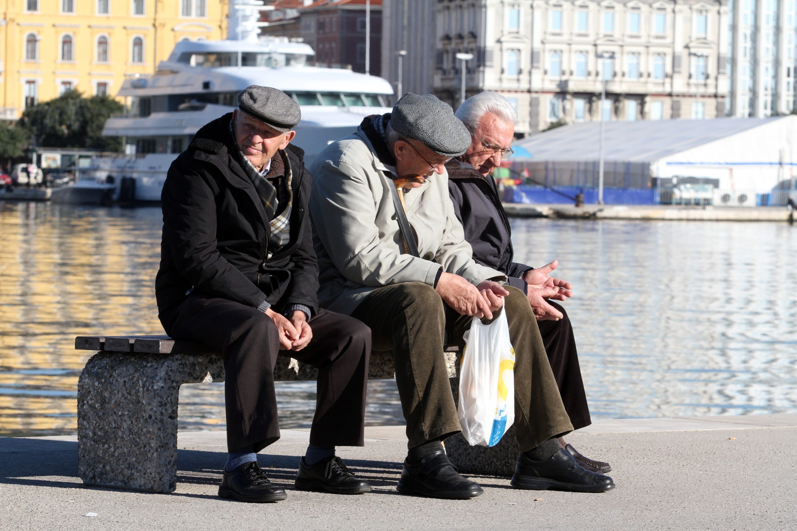 23.11.2014., Rijeka - Umirovljenici uzivaju u jesenskom suncu na klupici. 
Photo: Goran Kovacic/PIXSELL