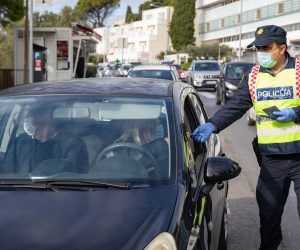 23,12,2020., Ulica Iva Vojnovica, Dubrovnik - U okviru akcije policijski sluzbenici provode pojacani nadzor vozila i vozaca usmjeren na sprecavanje i sankcioniranje najtezih prometnih prekrsaja koji nerijetko dovode do najtezih stradavanja u prometu, a to su prije svega prekrsaji voznje pod utjecajem alkohola, nepostivanje dopustene brzine kretanja vozila, nekoristenje sigurnosnog pojasa i nepropisna uporaba mobitela tijekom voznje. Akciji se na podrucju Dubrovnika pridruzio i poznati dubrovacki glumac Branimir Vidic – Flika koji je danas ispred hotela Lero, zajedno s nacelnikom Policijske uprave Ivanom Pavlicevicem, vozacima koji u sklopu prometne kontrole nisu bili zateceni u prometnom prekrsaju, urucio prigodni poklon.  
Photo: Grgo Jelavic/PIXSELL