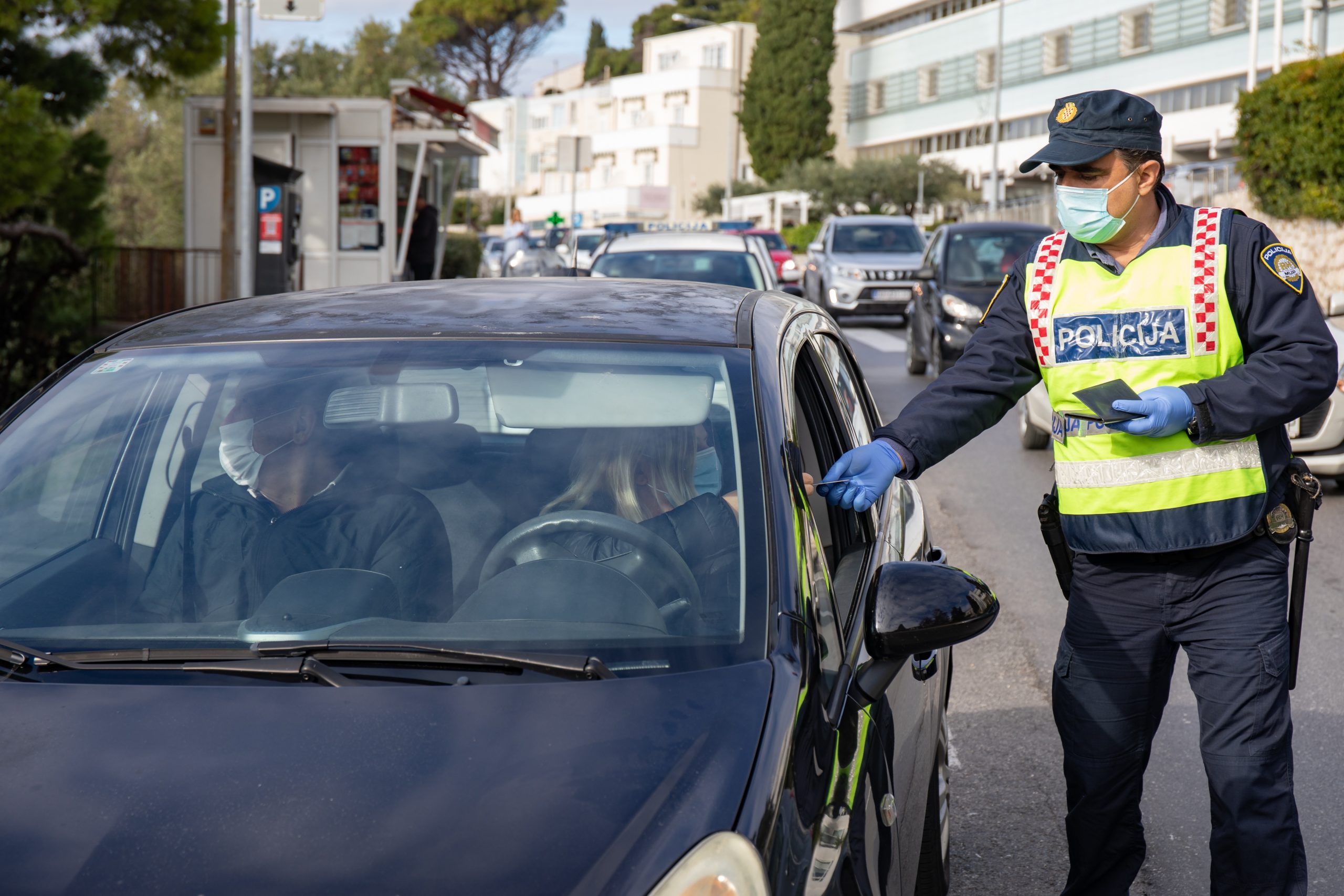 23,12,2020., Ulica Iva Vojnovica, Dubrovnik - U okviru akcije policijski sluzbenici provode pojacani nadzor vozila i vozaca usmjeren na sprecavanje i sankcioniranje najtezih prometnih prekrsaja koji nerijetko dovode do najtezih stradavanja u prometu, a to su prije svega prekrsaji voznje pod utjecajem alkohola, nepostivanje dopustene brzine kretanja vozila, nekoristenje sigurnosnog pojasa i nepropisna uporaba mobitela tijekom voznje. Akciji se na podrucju Dubrovnika pridruzio i poznati dubrovacki glumac Branimir Vidic – Flika koji je danas ispred hotela Lero, zajedno s nacelnikom Policijske uprave Ivanom Pavlicevicem, vozacima koji u sklopu prometne kontrole nisu bili zateceni u prometnom prekrsaju, urucio prigodni poklon.  
Photo: Grgo Jelavic/PIXSELL