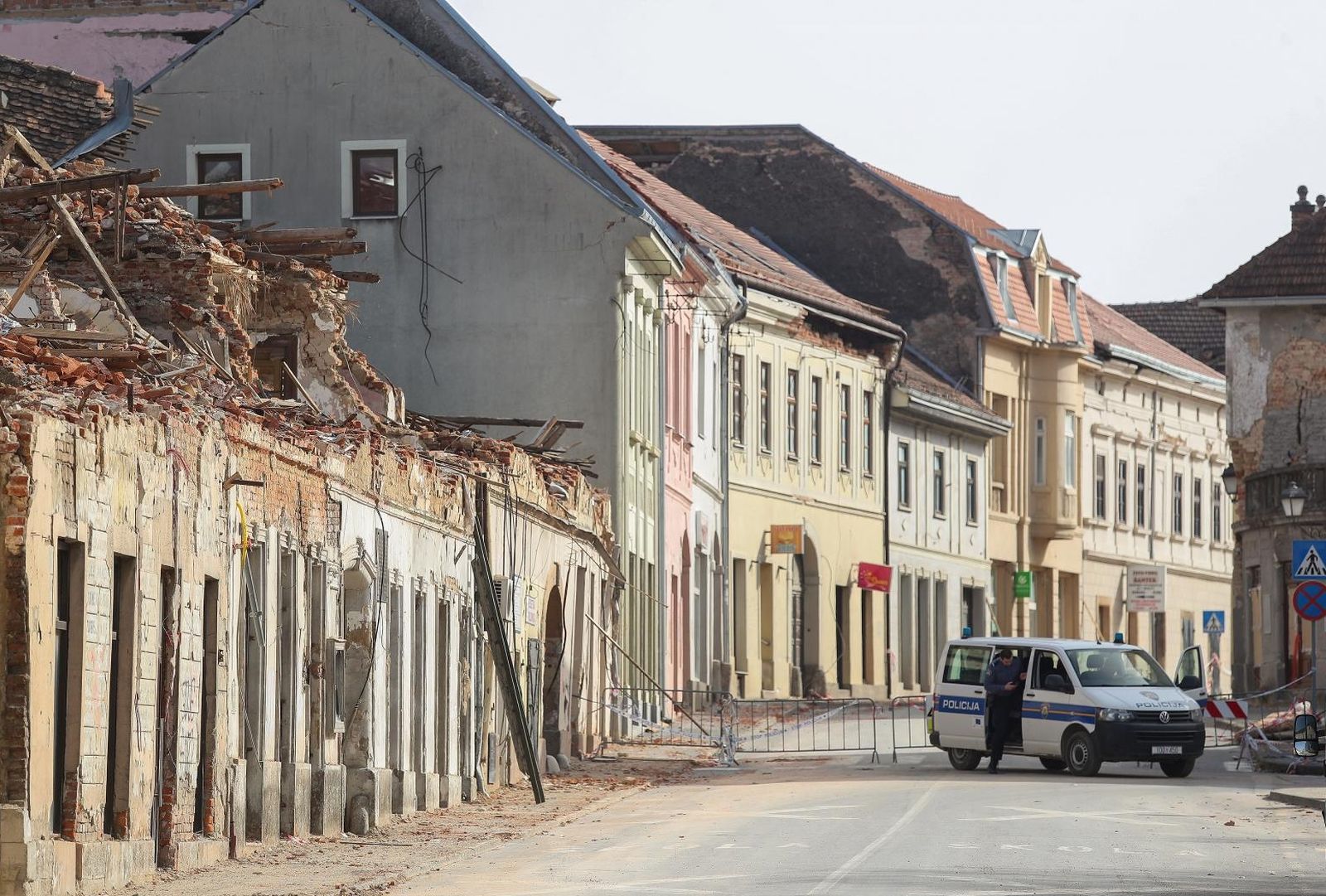 24.02.2021., Petrinja - Danas u 11 sati potres jakosti  4,1 po Richteru, s epicentrom u blizini Gline, pogodio je i Petrinju. Centar Petrinje odmah nakon potresa zatvoren je za pjesake.
Photo: Luka Stanzl/PIXSELL
