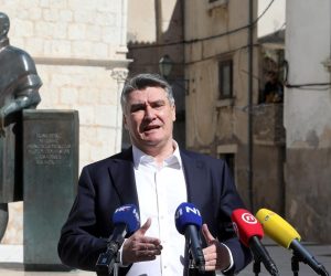 24.03.2021., Cres - Predsjednik RH Zoran Milanovic u obilasku obnovljene patricijske palace Moise, nakon cega je dao izjave za medije i obisao grad..
Photo: Goran Kovacic/PIXSELL