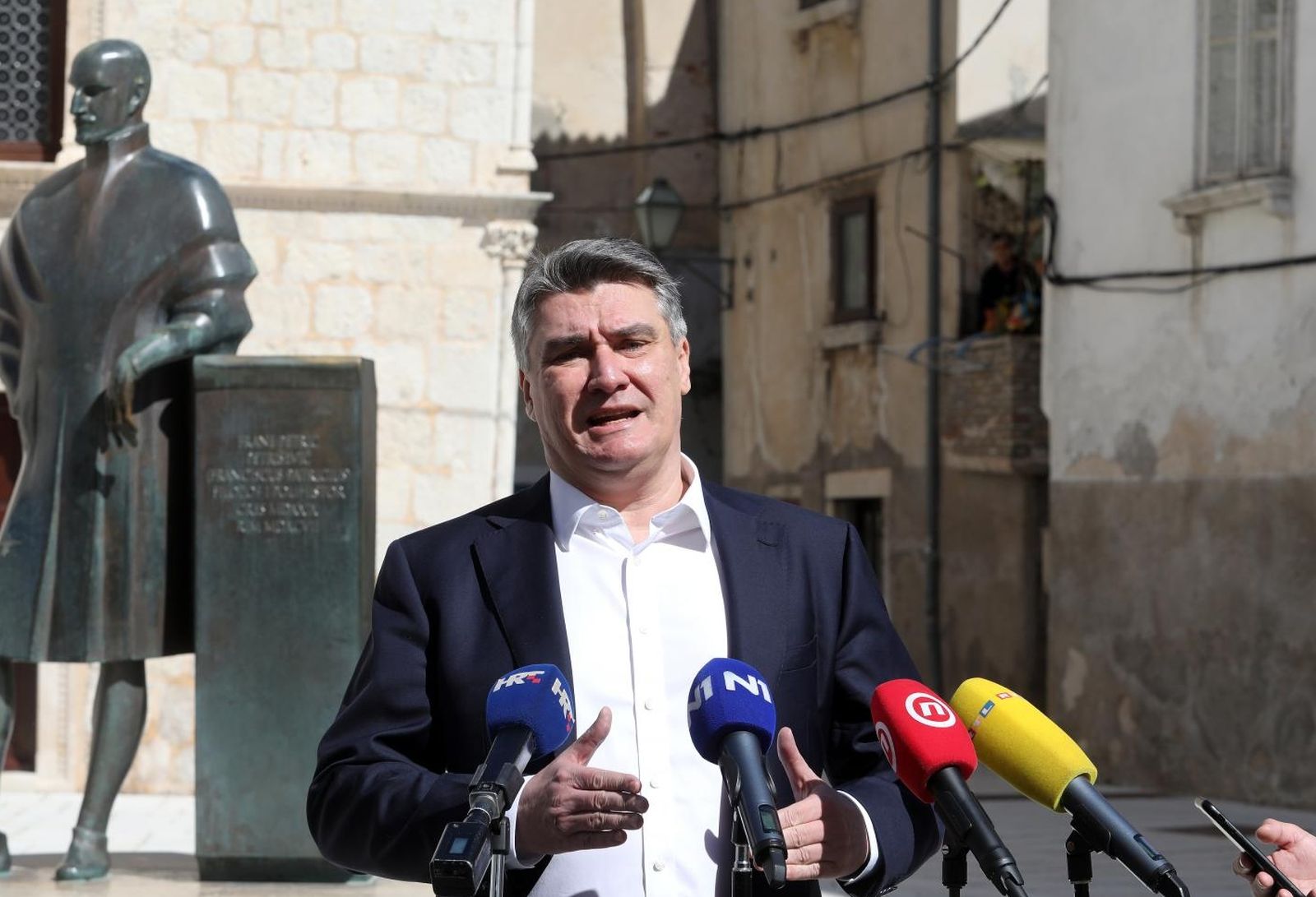 24.03.2021., Cres - Predsjednik RH Zoran Milanovic u obilasku obnovljene patricijske palace Moise, nakon cega je dao izjave za medije i obisao grad..
Photo: Goran Kovacic/PIXSELL