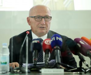 24.9.2020., Zagreb - Na konferenciji za medije ispred Ustavnog suda Miroslav Separovic, predsjednik Ustavnog suda RH, predstavnike medija upoznao je s nekoliko odluka za koje postoji poseban interes javnosti. Separovic je govorio o ocjeni ustavnosti zakona o ovlastima Stozera civilne zastite, te ocjeni ustavnosti i zakonitosti odluka Stozera civilne zastite i o ocjeni ustavnosti Zakona o najmu stanova. 
Photo: Goran Stanzl/PIXSELL