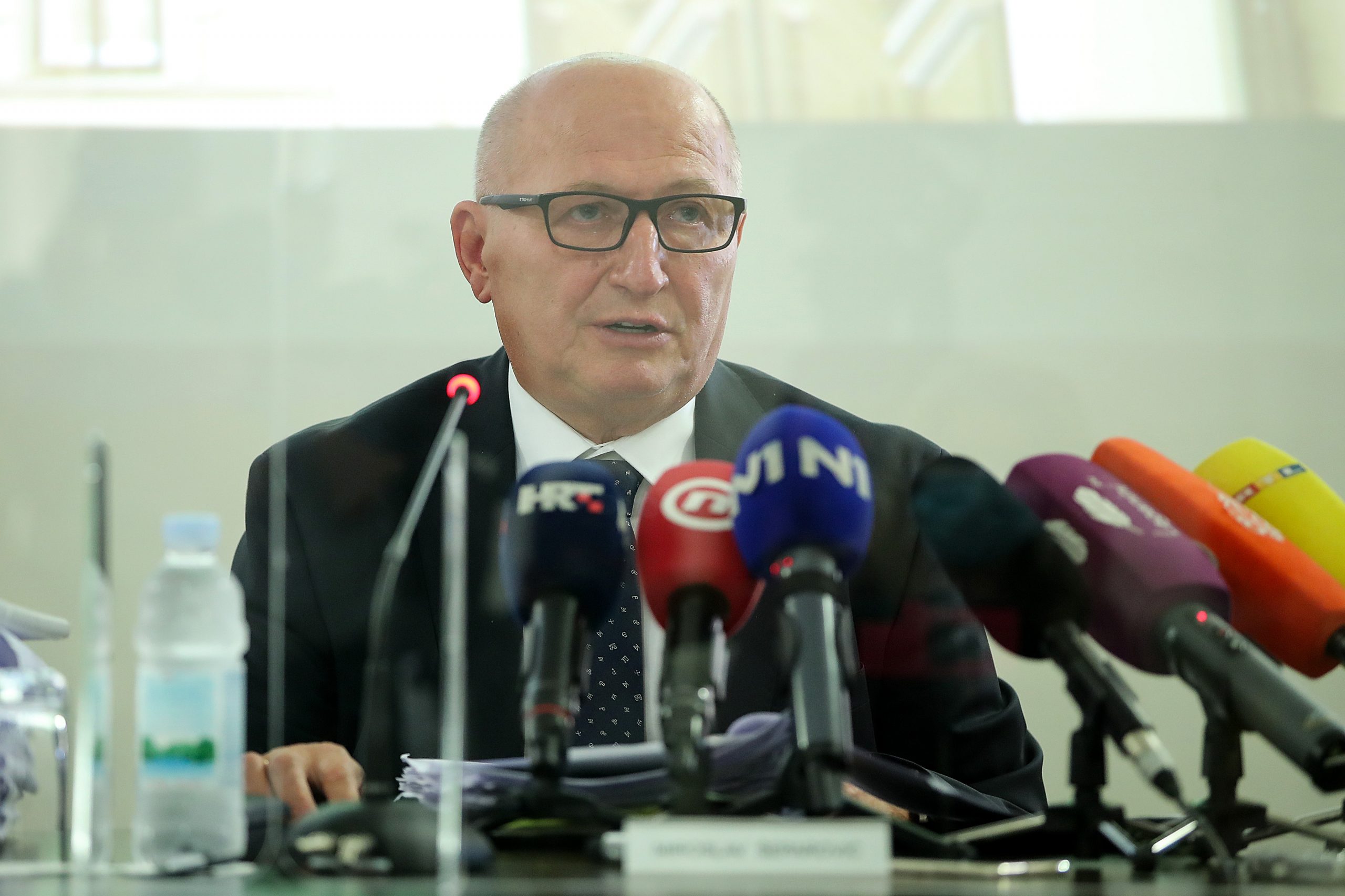 24.9.2020., Zagreb - Na konferenciji za medije ispred Ustavnog suda Miroslav Separovic, predsjednik Ustavnog suda RH, predstavnike medija upoznao je s nekoliko odluka za koje postoji poseban interes javnosti. Separovic je govorio o ocjeni ustavnosti zakona o ovlastima Stozera civilne zastite, te ocjeni ustavnosti i zakonitosti odluka Stozera civilne zastite i o ocjeni ustavnosti Zakona o najmu stanova. 
Photo: Goran Stanzl/PIXSELL