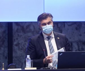 25.02.2021., Zagreb - Sjednica Vlade RH odrzana u Nacionalnoj i sveucilisnoj knjiznici. Na sjednici vlade je predstavljen poklon paket koje je ministarstvo turizma pripremilo za sve goste koji dolaze u Hrvatsku. Sadrzaj paketa "Stay safe in Croatia" su maska, sredstvo za dezinfekciju i ostale potrepštine.  Photo:Zeljko Lukunic/PIXSELL