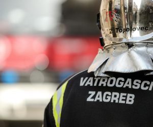 25.02.2021., Zagreb - Vatrogasci saniraju procelje zgrade na uglu Preradoviceve i Berislaviceve ulice. Photo: Sanjin Strukic/PIXSELL