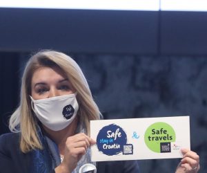 25.02.2021. Zagreb - Ministrica turizma i sporta Nikolina Brnjac i direktor Hrvatske turisticke zajednice Kristjan Stanicic predstavili su projekt "Safe stay in Croatia".  Oznake će, osim turističkih subjekata, moći koristiti i drugi u lancu putovanja, poput aviokompanija, benzinskih postaja, raznih turistickih sadrzaja, kulturnih i prirodnih atrakcija itd. Protokoli će biti uskladjeni s preporukama Hrvatskog zavoda za javno zdravstvo (HZJZ). Ukljucivat ce i naljepnicu s QR kodom koja se moze izloziti na vidljivom mjestu u objektu, a vodit ce i na posebnu internetsku stranicu  Photo:Zeljko Lukunic/PIXSELL