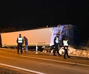 25.02.2021., Severin - Vozac tegljaca u mjestu Severin sletio s drzavne prometnice i poginuo na mjestu nesrece, a detalji ce biti poznati nakon policijskog ocevida.
Photo:Damir Spehar/PIXSELL