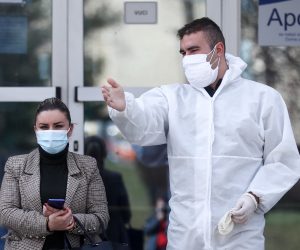 25.03.2021., Sarajevo, Bosna i Hercegovina - U posljednja 24 sata u BiH je obradjen 5.651 test, a na koronavirus je pozitivno 1.965 osoba, sto je najvise od pocetka pandemije. Preminulo je jos 77 osoba, a prijavljena su 552 oporavka. Svakodnevno su velike guzve ispred Domova zdravlja kao i za drive-in testiranje. Photo: Armin Durgut/PIXSELL