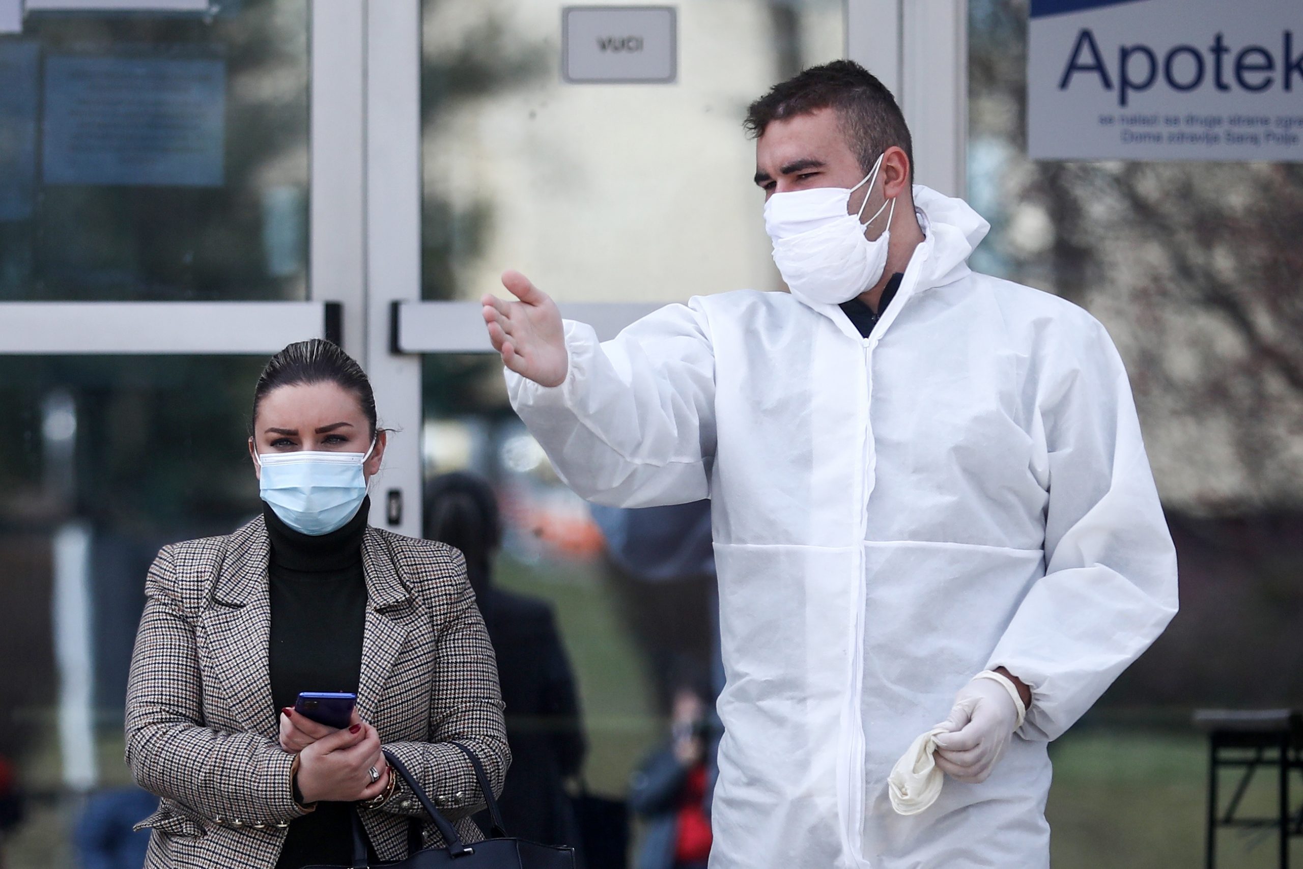 25.03.2021., Sarajevo, Bosna i Hercegovina - U posljednja 24 sata u BiH je obradjen 5.651 test, a na koronavirus je pozitivno 1.965 osoba, sto je najvise od pocetka pandemije. Preminulo je jos 77 osoba, a prijavljena su 552 oporavka. Svakodnevno su velike guzve ispred Domova zdravlja kao i za drive-in testiranje. Photo: Armin Durgut/PIXSELL