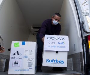 25.03.2021., Mostar, Bosna - 32.510 cjepiva BioNTech/Pfizer koja je Bosna i Hercegovina kupila u okviru mehanizma COVAX stigla u sjediste federalnog Zavoda za javno zdravstvo u Mostaru. 

Photo: Denis Kapetanovic/PIXSELL