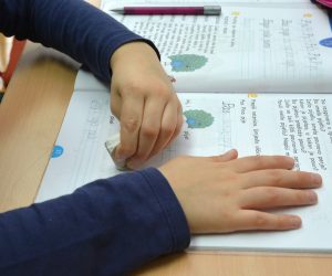 26.02.2015., Bjelovar - Djeca pisu u biljeznicu, jer svim je skolarcima domaca zadaca, ucenje pisanja i ispunjavanje radnih biljeznica svakodnevna obveza. 
Photo: Damir Spehar/PIXSELL