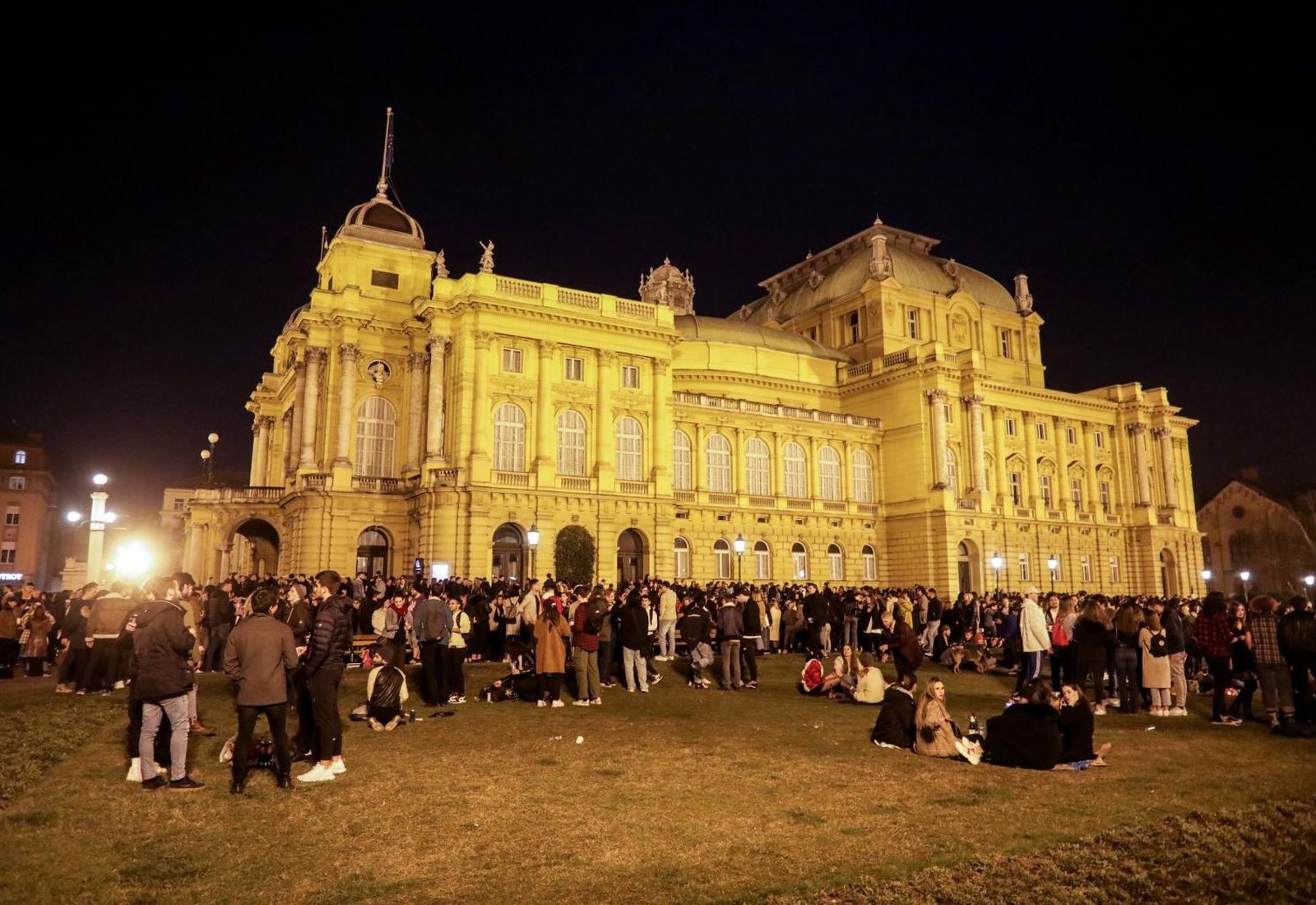 26.02.2021., Zagreb - Veliki broj mladih zabavlja se ispred HNK uz glazbu i alkohol.
Photo: PIXSELL