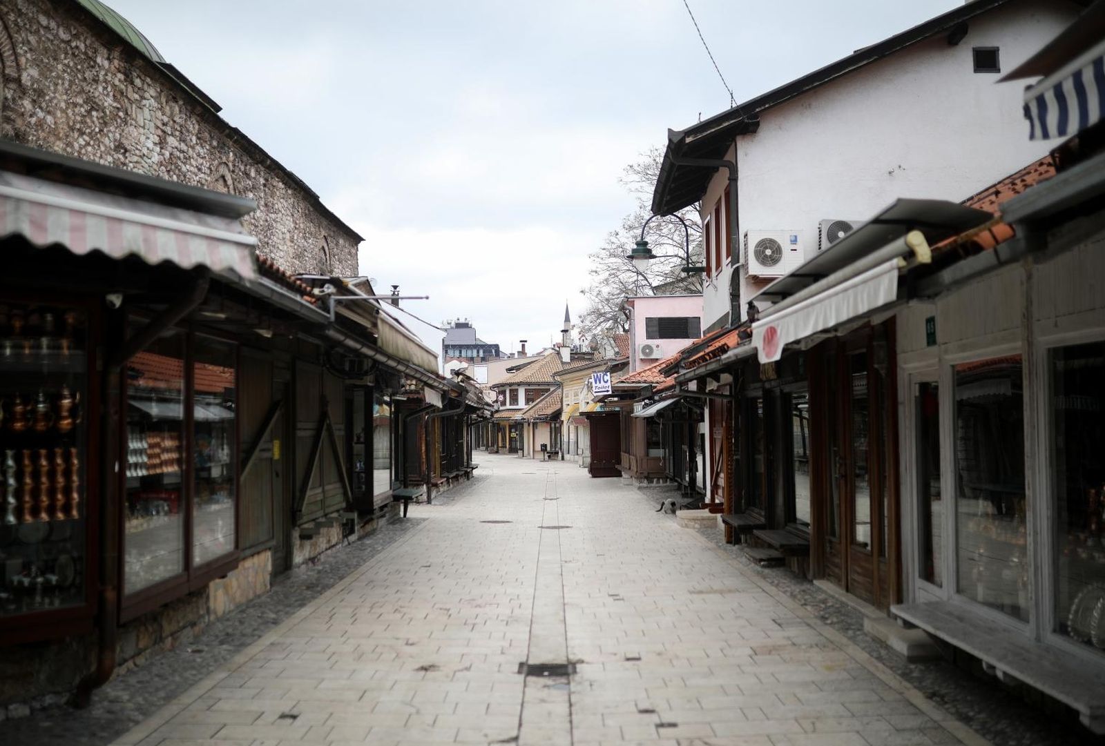 26.03.2020., Sarajevo, Bosna i Hercegovina - Sarajevska Bascarsija koja je inace puna turista skoro je u potpunosti prazna. Photo: Armin Durgut/PIXSELL