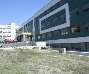 26.03.2021.,Sisak - Sisacko-moslavacki zupan Ivo Zinic u pratnji ravnatelja bolnice dr.Tomislava Dujmenoivica u novoj zgradi „Sredisnjeg paviljona“ Opce bolnice „Dr. Ivo Pedisic“ Sisku obisao je Odjel za hemodijalizu, prvi
bolnicki odjel koji je preseljen u novu zgradu.
Photo: Nikola Cutuk/PIXSELL