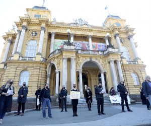 26.03.2021., Zagreb - Ispred glavnog ulaza u Hrvatsko narodno kazaliste odrzan je danas prosvjed za odlazak uprave HNK u Zagrebu "V.d., a ne D.V." u organizaciji sindikalnih povjerenika Hrvatskog sindikata djelatnika u kulturi. 
Photo: Patrik Macek/PIXSELL