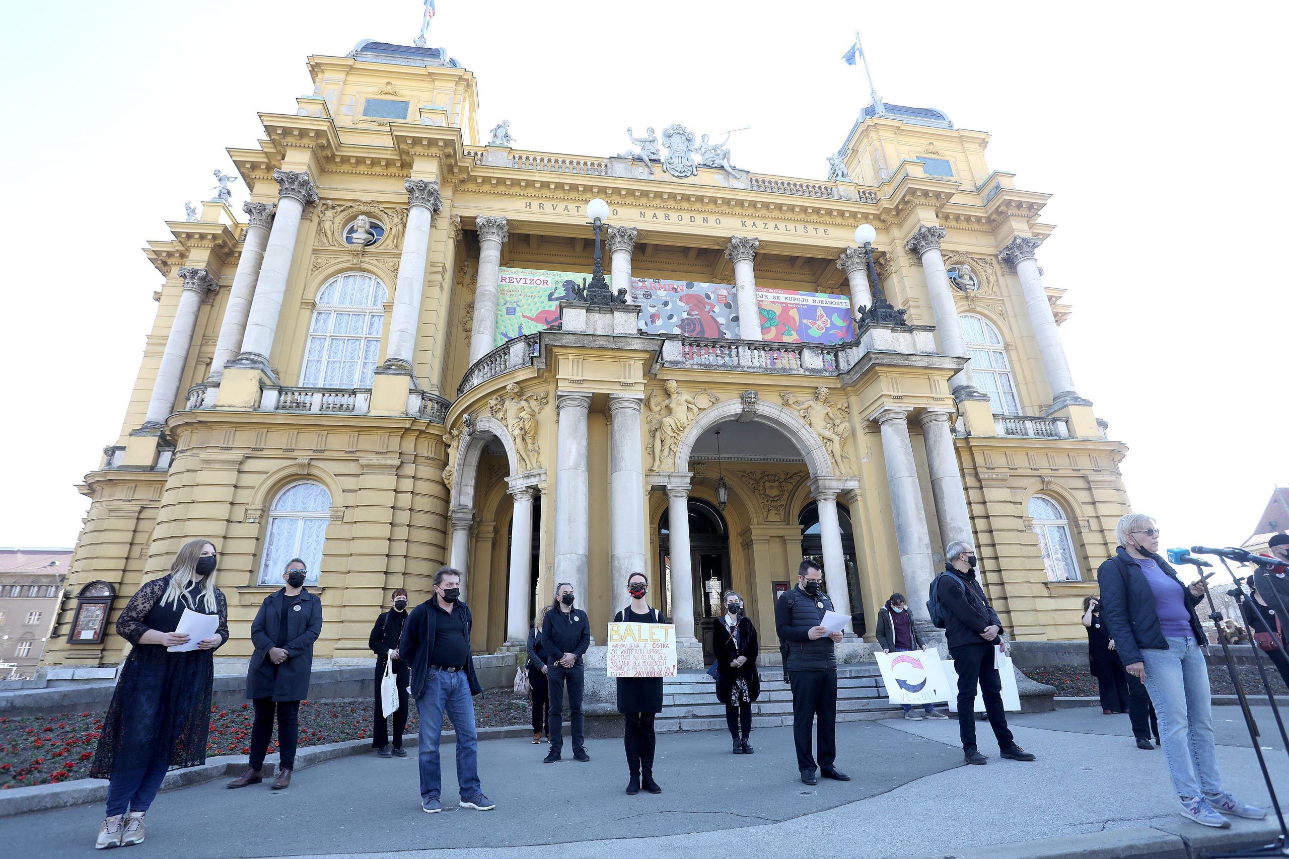 26.03.2021., Zagreb - Ispred glavnog ulaza u Hrvatsko narodno kazaliste odrzan je danas prosvjed za odlazak uprave HNK u Zagrebu "V.d., a ne D.V." u organizaciji sindikalnih povjerenika Hrvatskog sindikata djelatnika u kulturi. 
Photo: Patrik Macek/PIXSELL