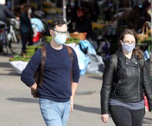 26.10.2020., Zagreb - Nakon svakodnevnog povecanja broja zarazenih koronavirusom i upozorenja kriznog stozera , nosenje maske na otvorenom postaje uobicajena praksa u Zagrebu.
Photo: Patrik Macek/PIXSELL